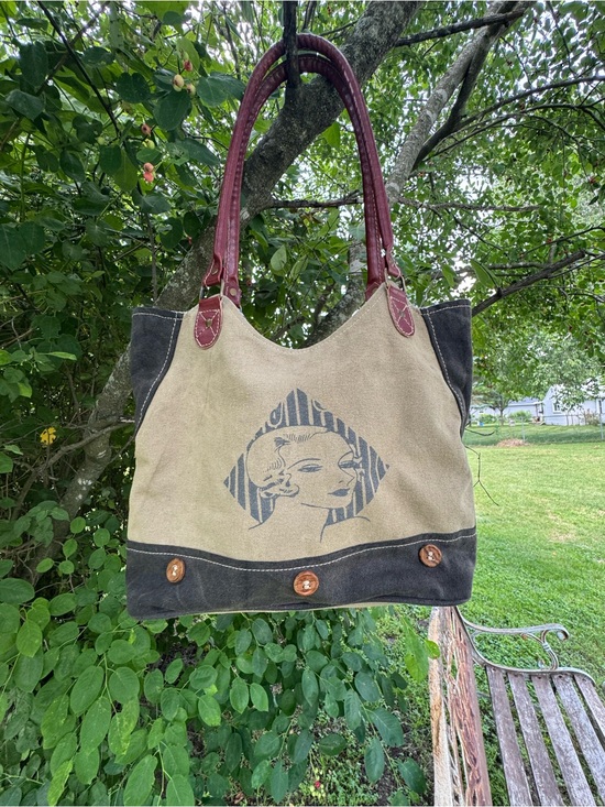 brooklyn tag Handbags - Canvas Tote with Graphic Portrait Print - Tan & Black